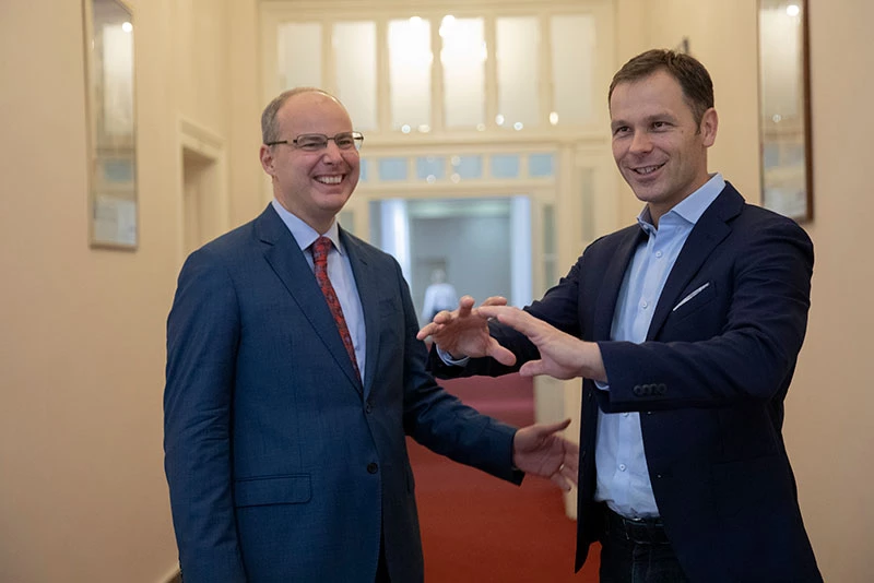 Siniša Mali (right), Minister of Finance for Serbia and former Mayor of Belgrade, in discussion with IFC’s Thomas Lubeck.