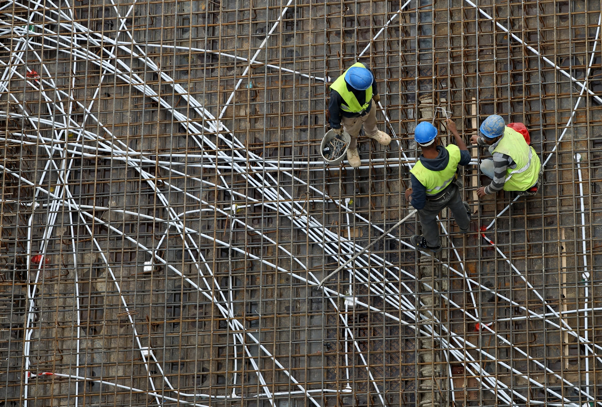 Des ouvriers construisent une nouvelle bibliothèque économe en énergie sur le campus de l’Université libano-américaine (LAU) de Byblos, au Liban (avril 2018). Photo © Dominic Chavez/Société financière internationale