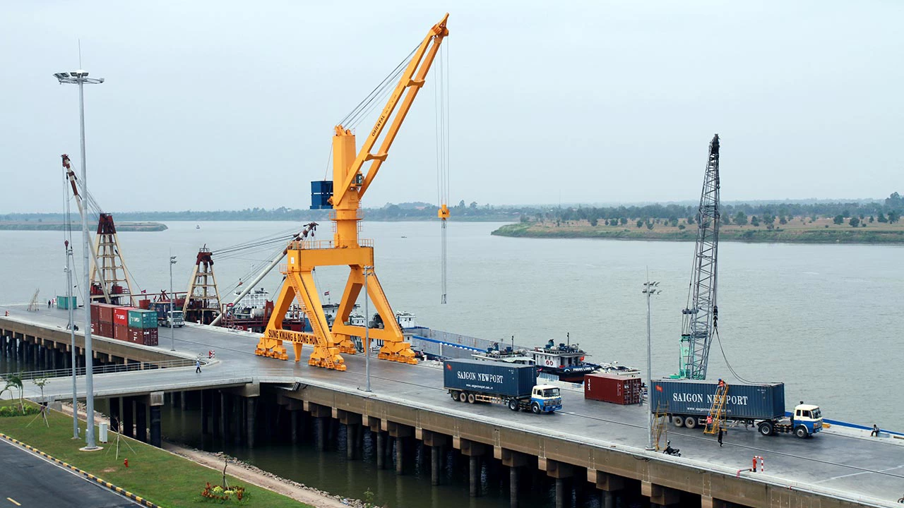 Products from Vietnam arrive at the Phnom Penh Autonomous port in Kandal province, Cambodia Photo: Chhor Sokunthea/ World Bank